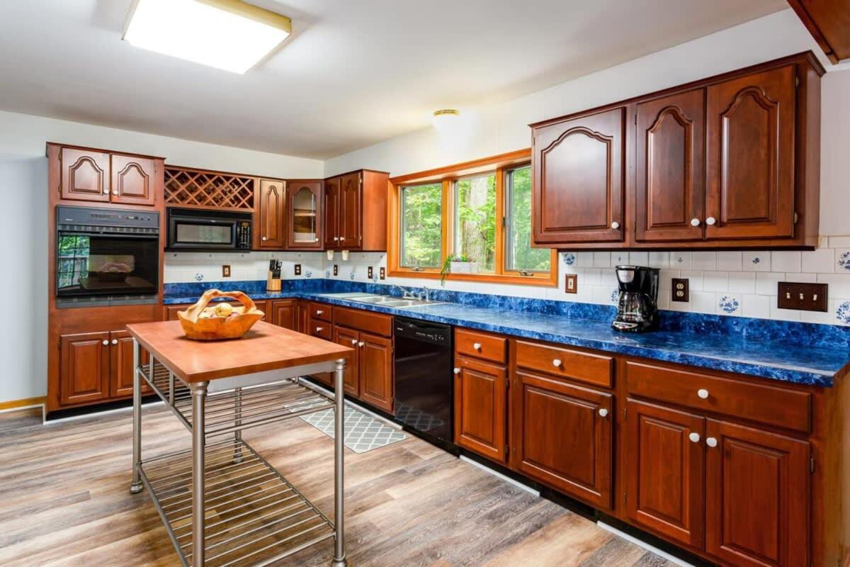 Huge Deck, Comm Pool, Grill, WiFi at Coolfont Cabin Berkeley Springs Eksteriør billede