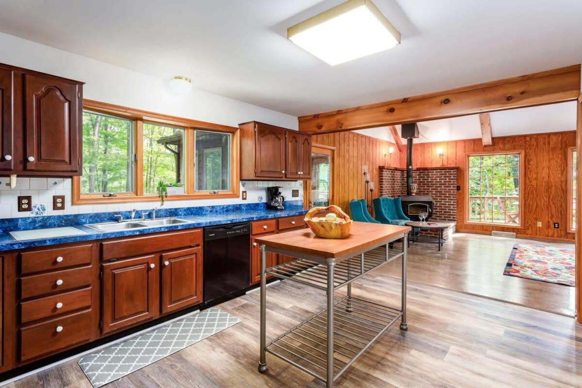 Huge Deck, Comm Pool, Grill, WiFi at Coolfont Cabin Berkeley Springs Eksteriør billede