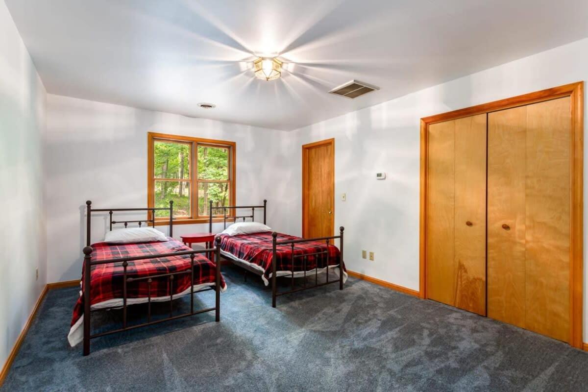 Huge Deck, Comm Pool, Grill, WiFi at Coolfont Cabin Berkeley Springs Eksteriør billede