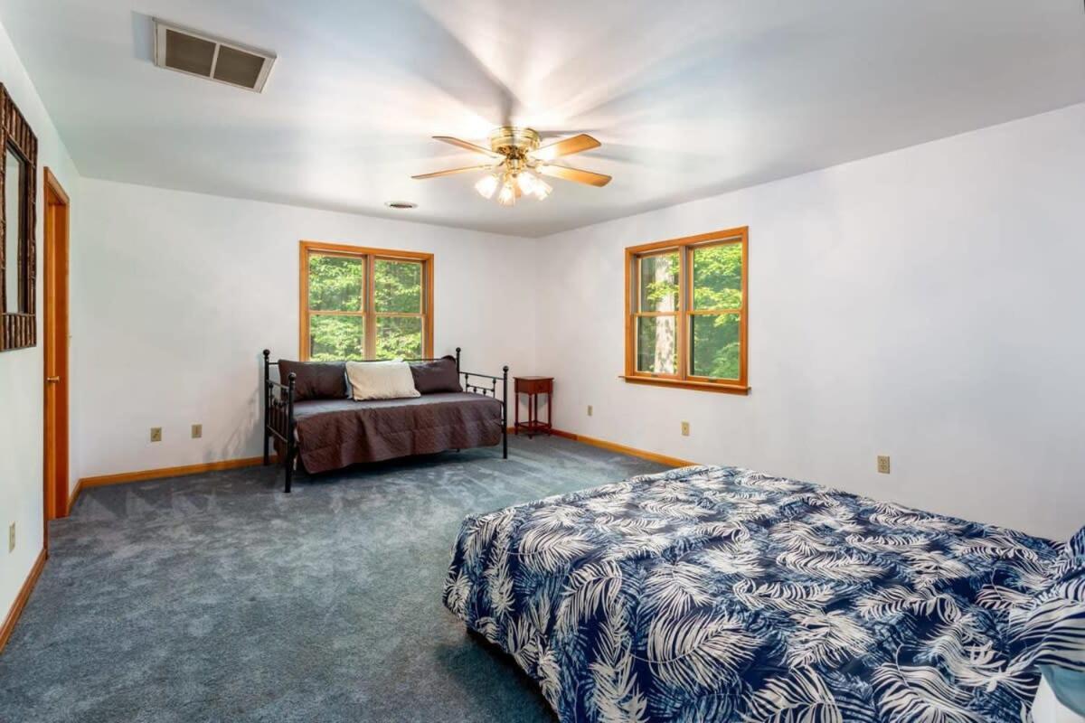 Huge Deck, Comm Pool, Grill, WiFi at Coolfont Cabin Berkeley Springs Eksteriør billede